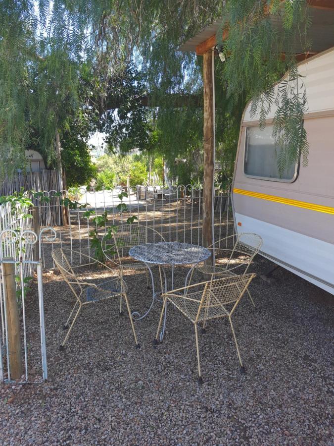 Oasis Shanti Backpackers Оудсхорн Екстериор снимка